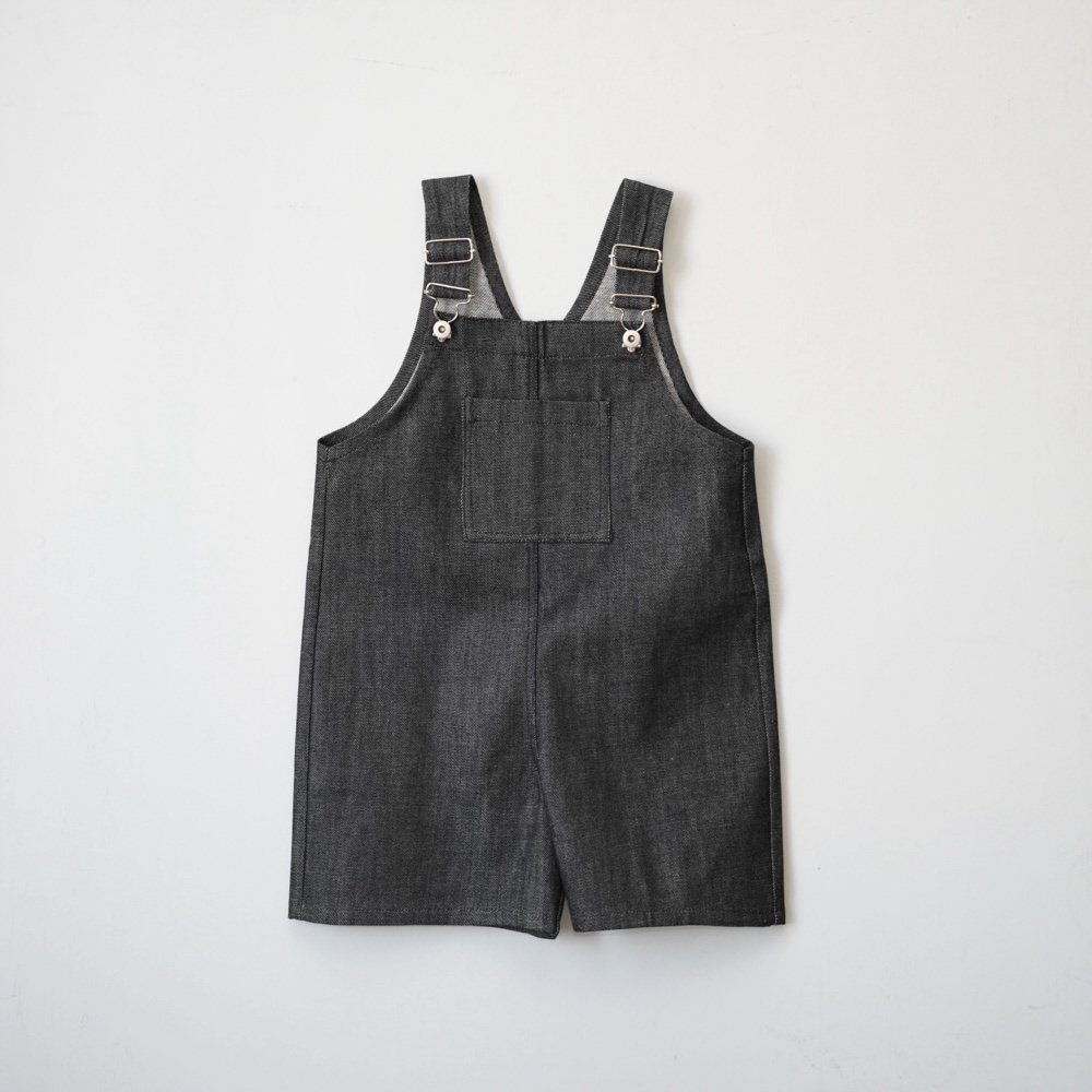 <img class='new_mark_img1' src='https://img.shop-pro.jp/img/new/icons10.gif' style='border:none;display:inline;margin:0px;padding:0px;width:auto;' />PIPPINS Denim DUNGAREES SHORT / CHARCOALの商品画像