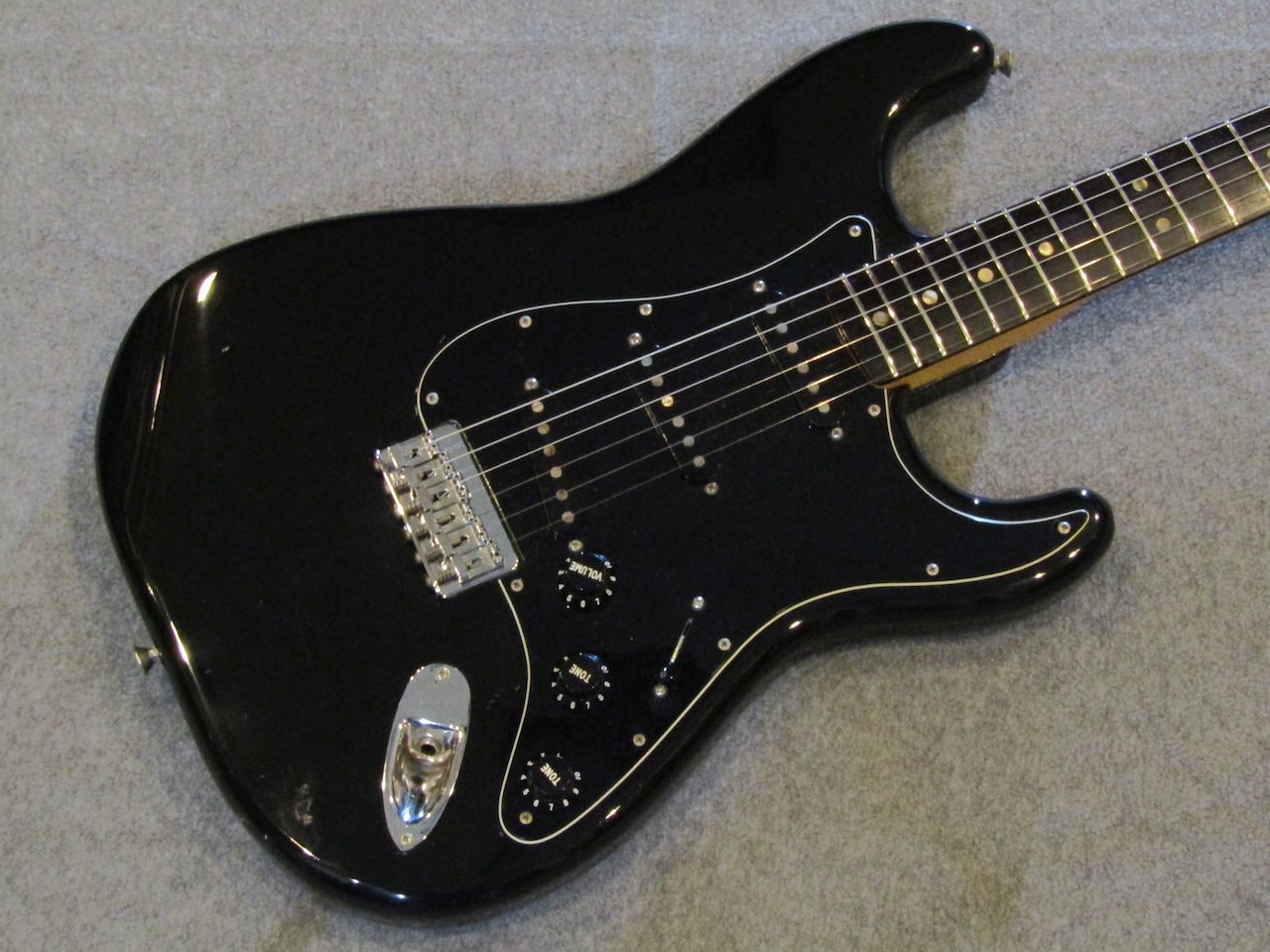 Fender 1977 Stratocaster Hard Tail Black/Rose【中古】 - ぎたや