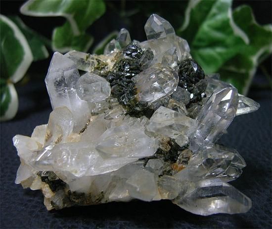 エピドート付き天然水晶クラスター 大型 エピドート (緑簾石