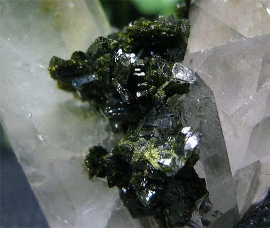 エピドート付き天然水晶クラスター大型