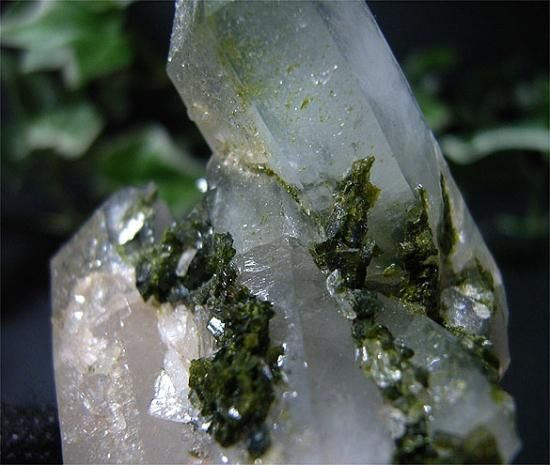 エピドート付き天然水晶クラスター 大型 エピドート (緑簾石