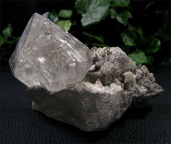 特選品】原石（ハーキマーダイヤモンド母岩付き11）虹入