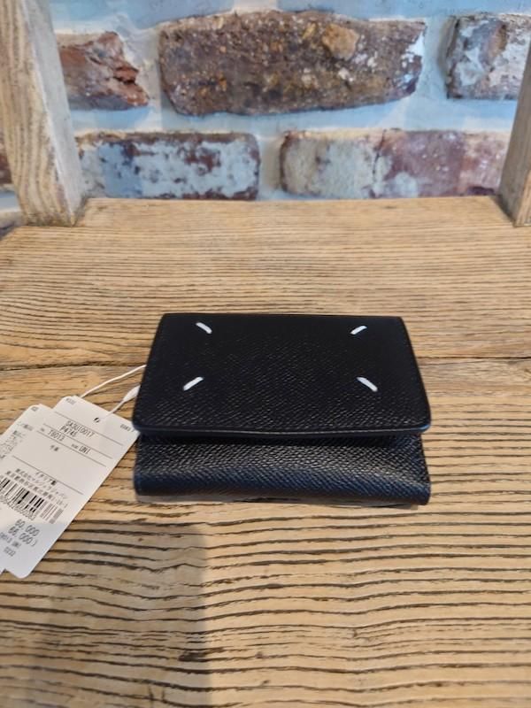 MAISON MARGIELA ZIP COMPACT TRI FOLD (GRAINY LEATHER) - ISLE MAISON MARGIELA ZIP COMPACT TRI FOLD (GRAINY LEATHER) - ISLE
