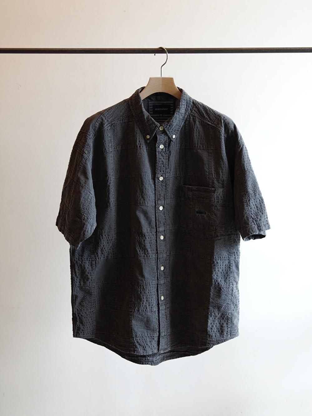 <img class='new_mark_img1' src='https://img.shop-pro.jp/img/new/icons8.gif' style='border:none;display:inline;margin:0px;padding:0px;width:auto;' />DISTRIBUTION PATCHWORK SS SHIRT PIGMENT DYE