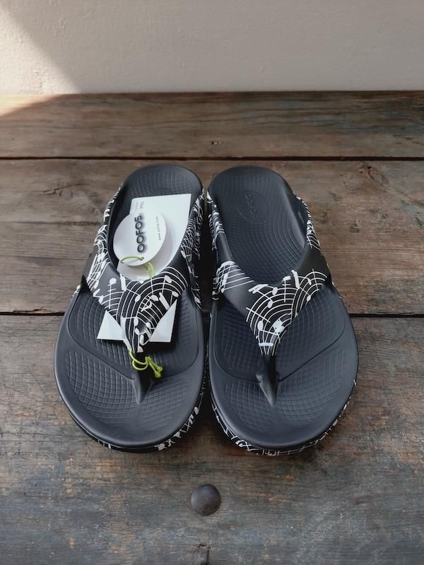 <img class='new_mark_img1' src='https://img.shop-pro.jp/img/new/icons8.gif' style='border:none;display:inline;margin:0px;padding:0px;width:auto;' />TAKAHIROMIYASHITATheSoloist.  OOFOS  flip-flop. (music note)
