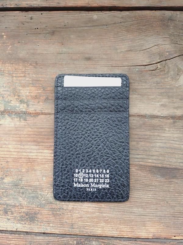 <img class='new_mark_img1' src='https://img.shop-pro.jp/img/new/icons8.gif' style='border:none;display:inline;margin:0px;padding:0px;width:auto;' />MAISON MARGIELA  VERTICAL CARD HOLDER (EMBOSSED GRAINY LEATHER)
