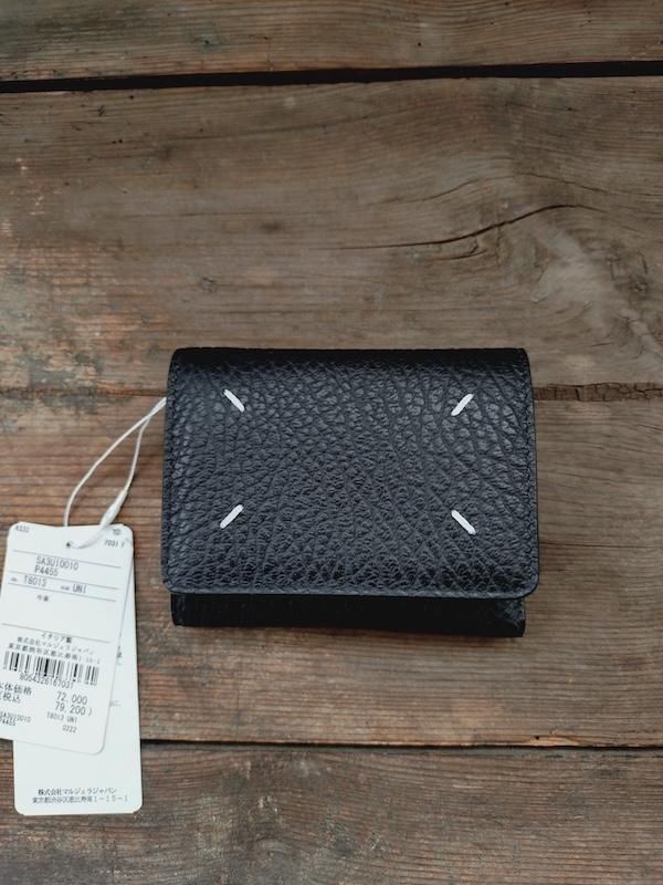 <img class='new_mark_img1' src='https://img.shop-pro.jp/img/new/icons8.gif' style='border:none;display:inline;margin:0px;padding:0px;width:auto;' />MAISON MARGIELA  WALLET CLIP 3 WITH ZIP (EMBOSSED GRAINY LEATHER)
