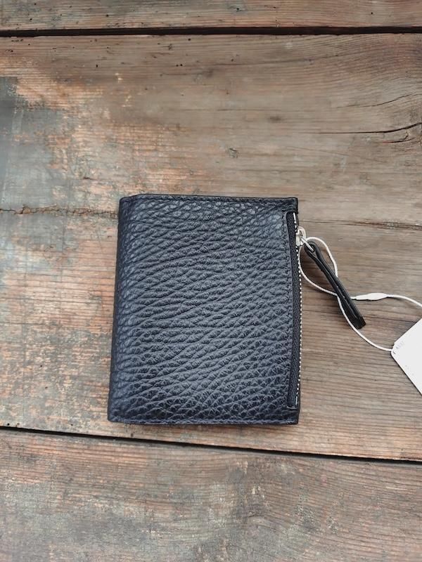 <img class='new_mark_img1' src='https://img.shop-pro.jp/img/new/icons8.gif' style='border:none;display:inline;margin:0px;padding:0px;width:auto;' />MAISON MARGIELA  WALLET FLIP FLAP SMALL (EMBOSSED GRAINY LEATHER)