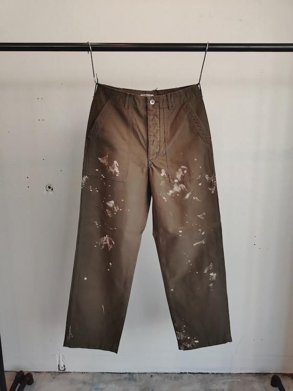 <img class='new_mark_img1' src='https://img.shop-pro.jp/img/new/icons8.gif' style='border:none;display:inline;margin:0px;padding:0px;width:auto;' />AURALEE  WASHED BAGGY SATIN BLEACHED BAKER PANTS
