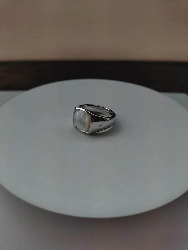 <img class='new_mark_img1' src='https://img.shop-pro.jp/img/new/icons8.gif' style='border:none;display:inline;margin:0px;padding:0px;width:auto;' />TOMWOOD  KAY RING WHITE MOP