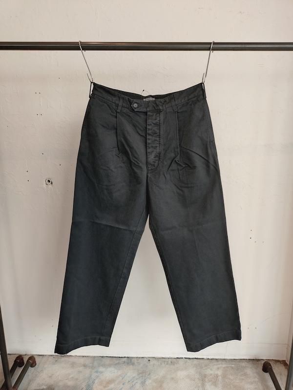 <img class='new_mark_img1' src='https://img.shop-pro.jp/img/new/icons8.gif' style='border:none;display:inline;margin:0px;padding:0px;width:auto;' />AURALEE  PRODUCT DYED FINX CHINO ONE-TUCK PANTS
