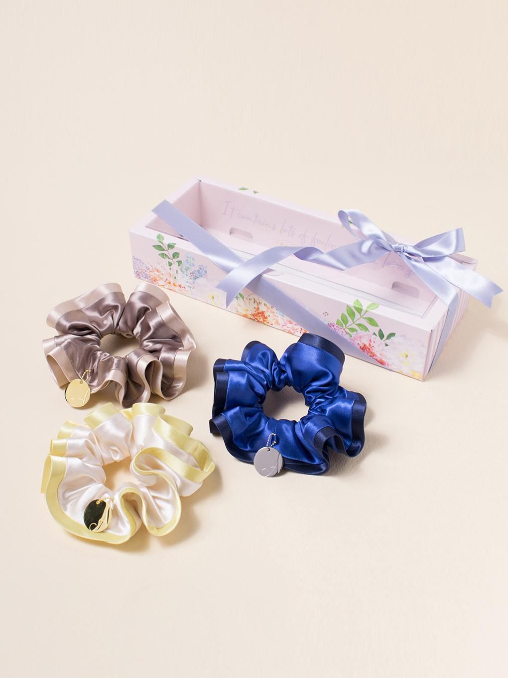 バイカラーサテンシュシュ3点セット(IBU×SPK×RNV)イニシャル バイカラーサテンシュシュ3点セット(IBU×SPK×RNV)イニシャル