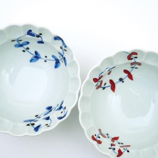 さび唐草リーフ 花型小鉢(2色) - 有田焼窯元 皓洋窯 公式 さび唐草リーフ 花型小鉢(2色) - 有田焼窯元 皓洋窯 公式