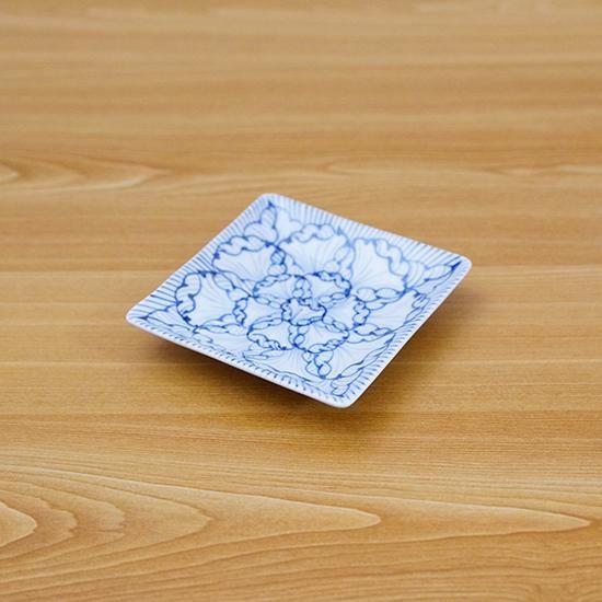 染付花弁紋正角皿（小） - 有田焼窯元 そうた窯