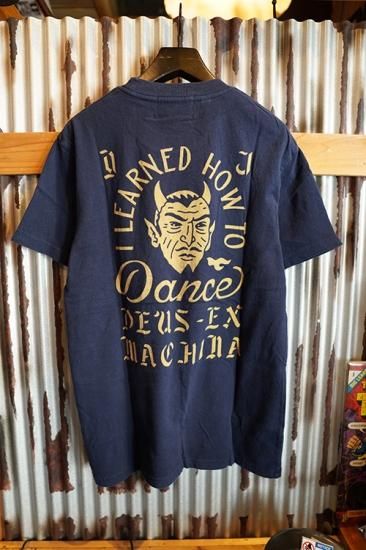 Deus Ex Machina デウスエクスマキナ 正規取扱店 静岡県御殿場市のセレクトショップ カフェ Dmp1467 Navy Deus Ex Machina Dancing Devil Tee Navy Deus Ex Machina デウスエクスマキナ 正規取扱店 静岡県御殿場市のセレクトショップ カフェ Dmp1467 Navy Deus Ex Machina Dancing Devil Tee Navy