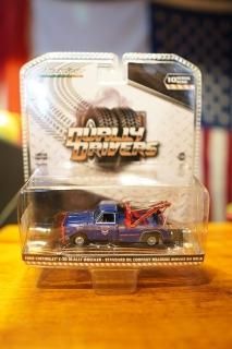 GREENLIGHT 1/64 Standard Oil Company Roadside Service 24 Hour - 1969 Chevrolet C-30 Dually Wrecker