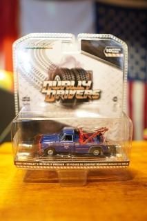 GREENLIGHT 1/64 Standard Oil Company Roadside Service 24 Hour - 1969 Chevrolet C-30 Dually Wrecker