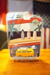 GREENLIGHT 1/64 Hobby Exclusive - 1971 Volkswagen Type 2 Van with Surf Boards