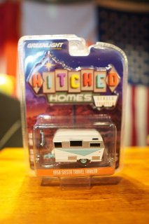 GREENLIGHT 1/64 Hitched Homes Series 14 - 1958 Siesta Travel Trailer