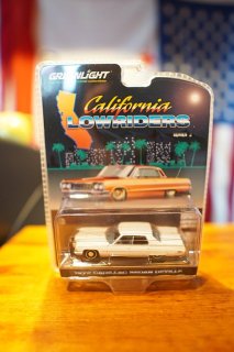 GREENLIGHT 1/64 California Lowriders Series 3 - 1972 Cadillac Sedan deVille in Cotillion White