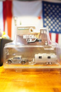 GREENLIGHT 1/64 Hitch and Tow Series 23 - 2020 Jeep Gladiator with Airstream Land Yacht Safari