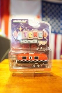 GREENLIGHT 1/64 Hitched Homes Series 13 - 1971 Airstream Double-Axle Land Yacht Safari Custom