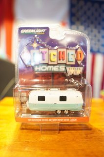 GREENLIGHT 1/64 Hitched Homes Series 13 - 1971 Airstream Double-Axle Land Yacht Safari Custom