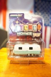 GREENLIGHT 1/64 Hitched Homes Series 13 - 1971 Airstream Double-Axle Land Yacht Safari Custom