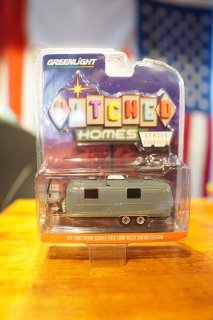 GREENLIGHT 1/64 Hitched Homes Series 14 - 1971 Airstream Double-Axle Land Yacht Safari Custom