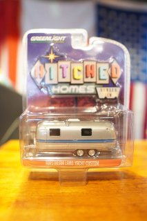 GREENLIGHT 1/64 Hitched Homes Series 10 - Airstream Land Yacht Custom