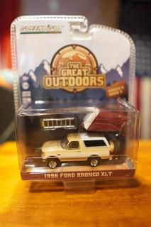GREENLIGHT 1/64 The Great Outdoors Series 3 - 1996 Ford Bronco XLT with Modern Rooftop Tent