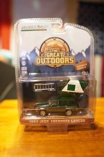 GREENLIGHT 1/64 The Great Outdoors Series 3 - 1992 Jeep Cherokee Laredo with Modern Rooftop Tent