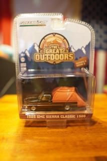GREENLIGHT 1/64 The Great Outdoors Series 3 - 1986 GMC Sierra Classic 1500 with Modern Tent