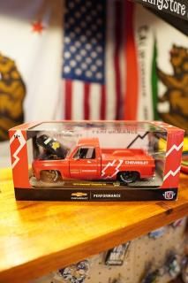M2 Machines 1/24 1973 Chevrolet Cheyenne 10 Pickup Bright Red