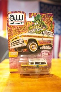 Auto World 1/64 Chevy Suburban 1965 SEMA Exclusives RAT FINK
