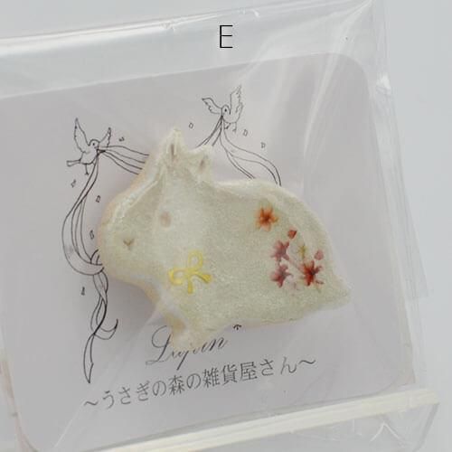 木粉ねんどブローチ パールホワイト たち耳 5種類 Lapin うさぎの森の雑貨屋さん うさぎ雑貨店 Rebekka 木粉ねんどブローチ パールホワイト たち耳 5種類 Lapin うさぎの森の雑貨屋さん うさぎ雑貨店 Rebekka