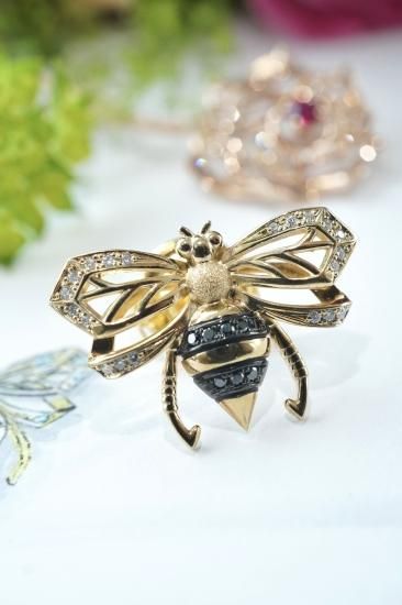Queen Bee ブローチ 】18金イエローゴールド ブラックダイヤモンド