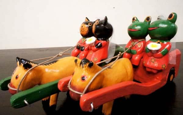 ウエディングカップルネコ・カエル（馬車）