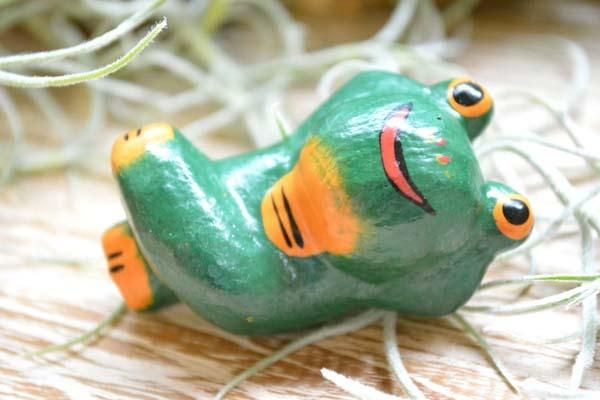 寝ころがりカエル