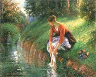 足を洗う若い女性