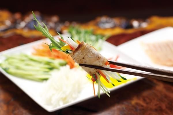 チバモ 履き口は虎柄、シュータンには「鬼は外」「福は内」のレタリング