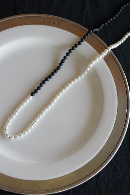 オニキスとホワイトパールの多重ネックレス Onyx & white pearl necklace - Porta nova online store