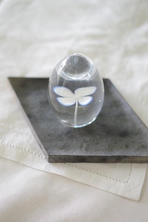 イイノナホ クローバーペーパーウェイト ホワイト イイノナホ ペーパー