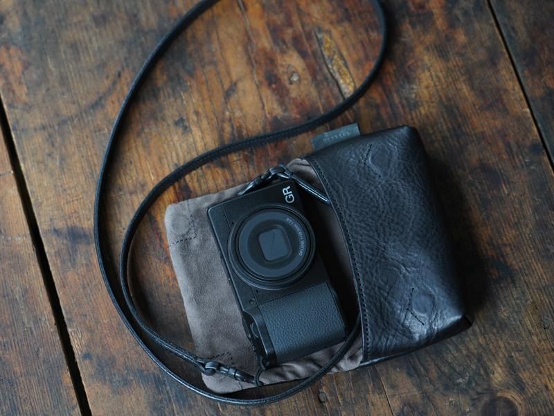 上質な革の細いカメラストラップ クラシコ・セルペンテ