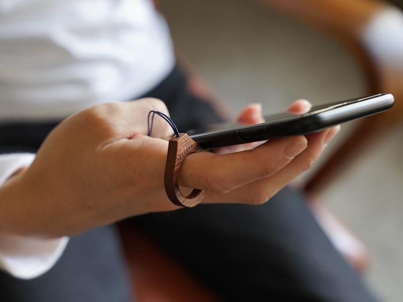 スマホやカメラの落下防止に 木製リングストラップ minimo