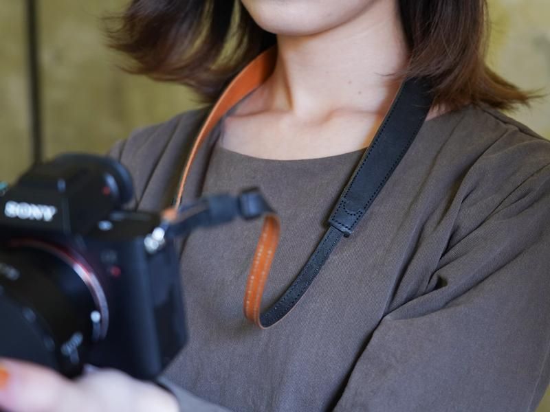 ミラーレス一眼に最適なレザーカメラストラップ 70％グランデ