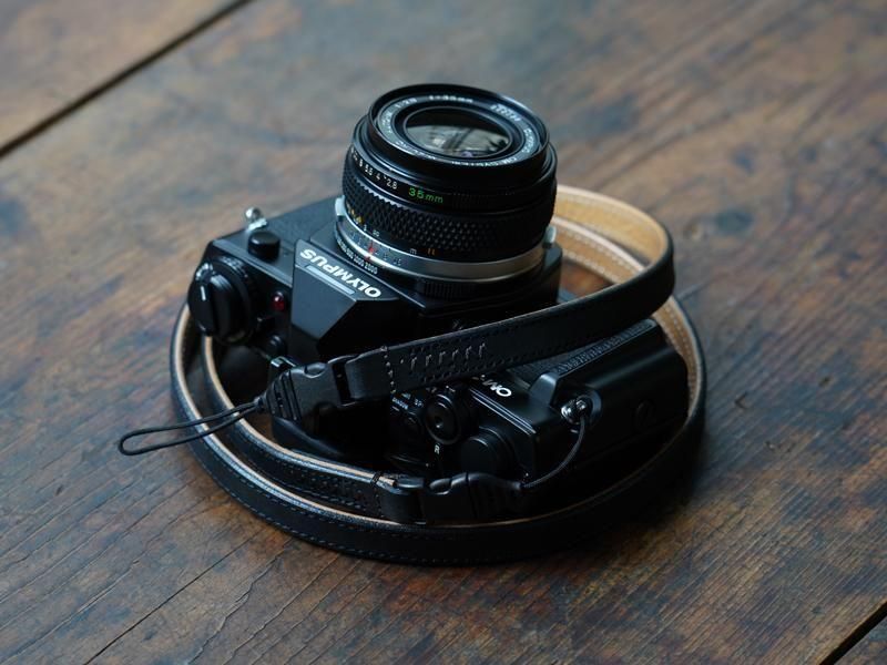 GR3、GR3x、RX100シリーズに最適なスリムレザーストラップ GR3、GR3x、RX100シリーズに最適なスリムレザーストラップ