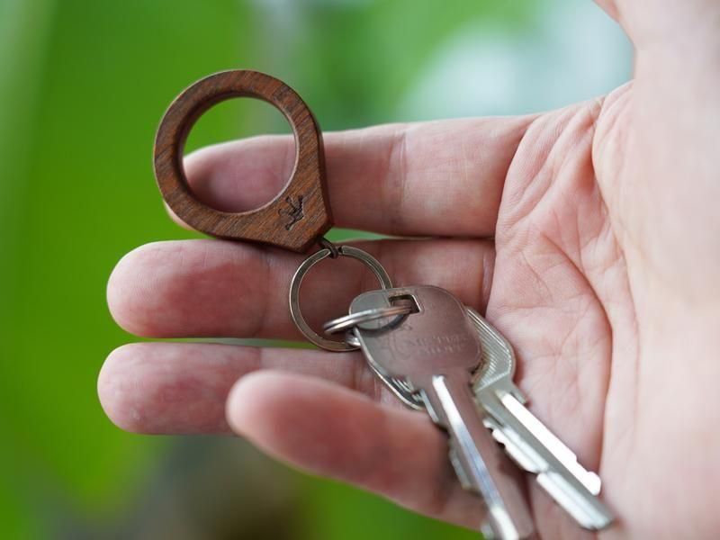 指やキーフックにぶら下げて使える木製キーホルダー｜ミニモ・アネロ