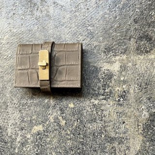 カードケース　クロコダイル型押し　カーキ×金具アンティークマットゴールド(真鍮)