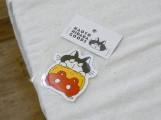 ヒダカナオト「ステッカー（少し目付きの悪い猫＆子だぬき）」